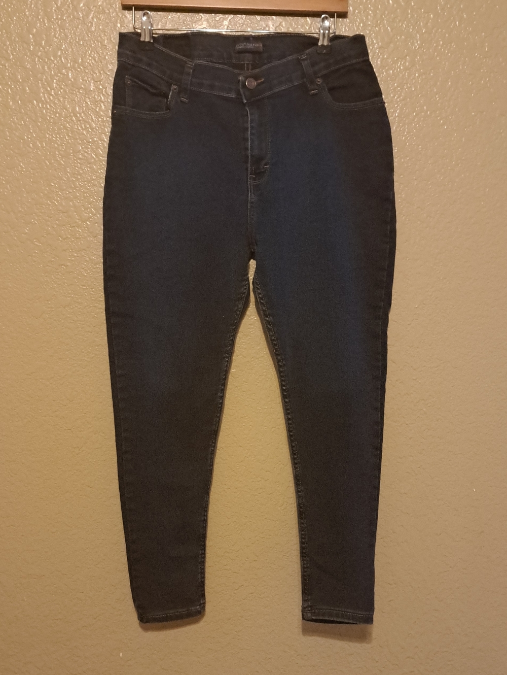 Levis High-Rise Dark Blue Women's Jeans. Size 15.